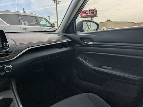 Used 2025 Nissan Altima 2.5 SV FWD image 15