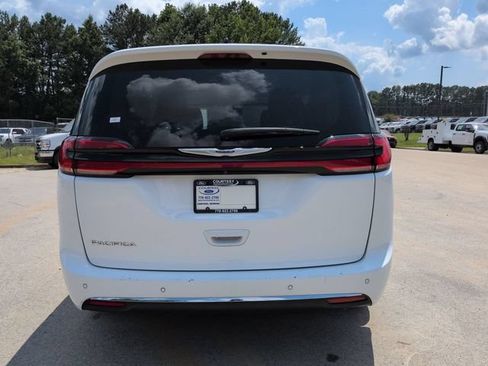 Used 2024 Chrysler Pacifica Touring-L FWD image 6