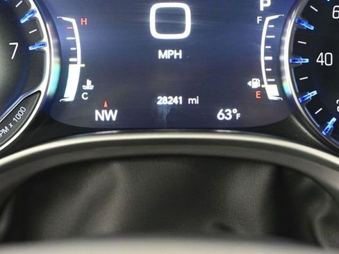 Used 2025 Chrysler Pacifica Select image 16