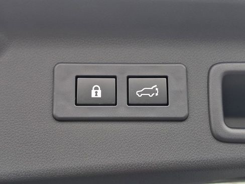 Used 2025 Subaru Forester Premium image 29