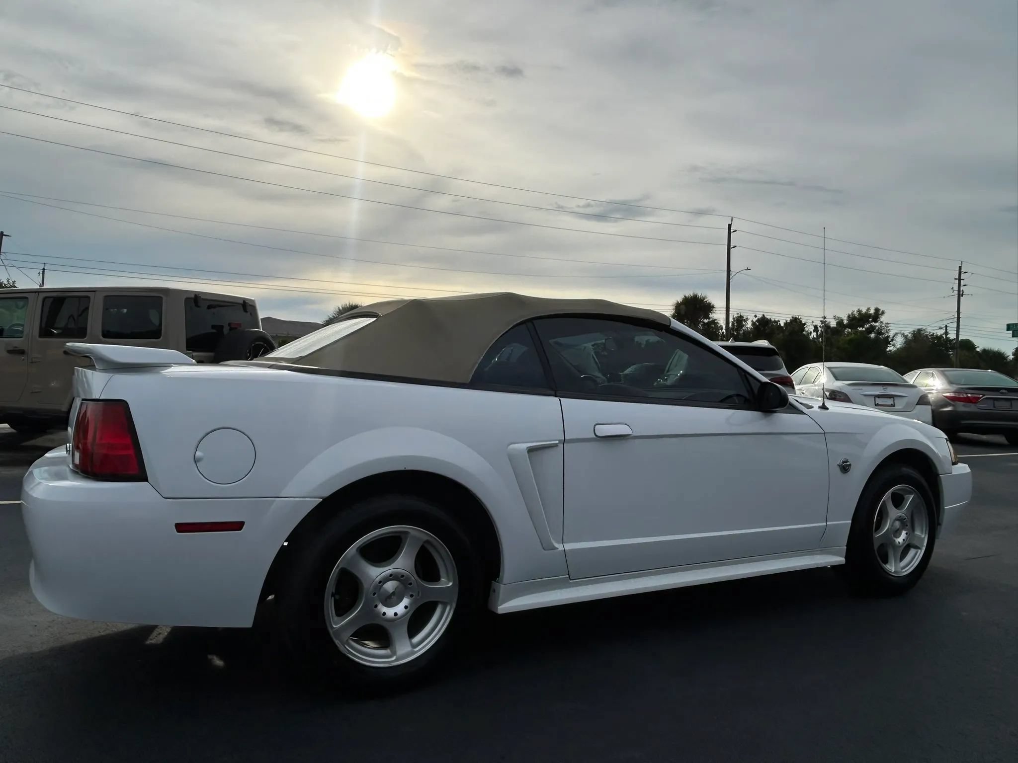 Used 2004 Ford Mustang Convertible RWD image 9
