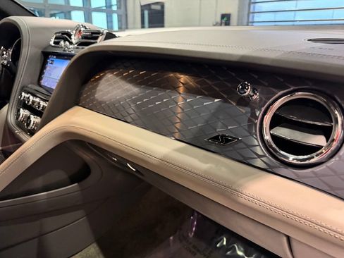 Used 2022 Bentley Bentayga AWD/4WD image 56