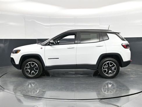 Used 2025 Jeep Compass Trailhawk AWD/4WD image 9