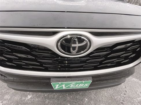 Used 2022 Toyota Highlander LE image 29