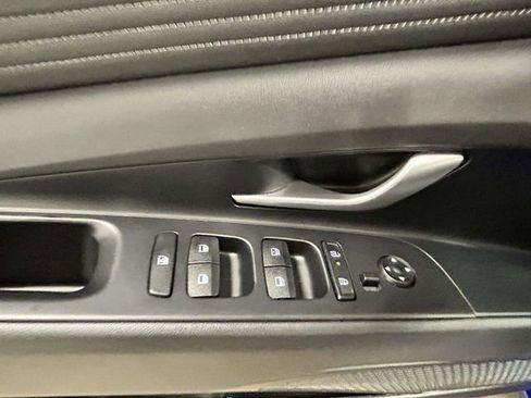 Certified 2025 Hyundai Elantra Limited FWD image 14