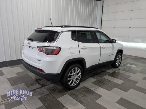 Used 2022 Jeep Compass Latitude w/ Sun and Sound Group AWD/4WD image 4