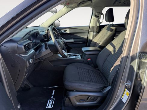 Used 2021 Ford Explorer XLT image 2