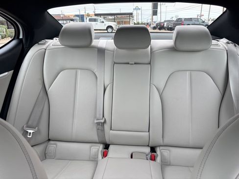 Used 2025 Genesis G70 2.5T image 17