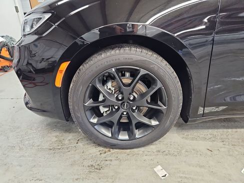 Used 2025 Chrysler Pacifica Limited FWD image 11