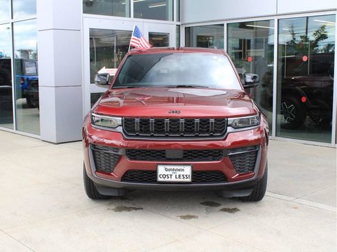 Used 2026 Jeep Grand Cherokee Altitude AWD/4WD image 2