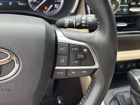 Used 2020 Toyota Highlander XLE FWD image 24