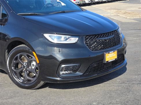 Certified 2022 Chrysler Pacifica Touring-L w/ Uconnect Theater Family Group image 2