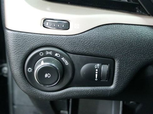 Used 2018 Jeep Cherokee Latitude w/ Safety Group image 13