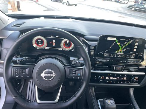 Used 2025 Nissan Pathfinder Platinum AWD/4WD image 29