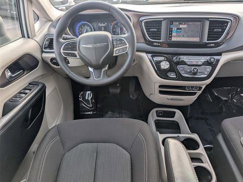 Used 2023 Chrysler Voyager LX image 12