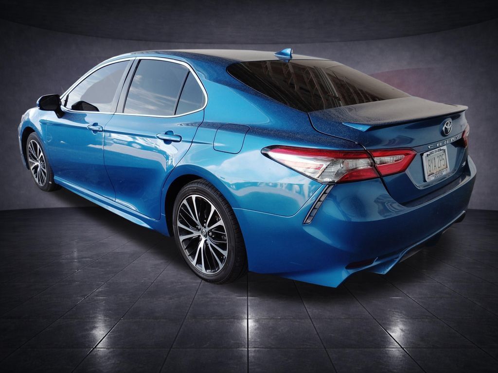 Used 2019 Toyota Camry SE w/ Carpet Mat Package FWD image 3