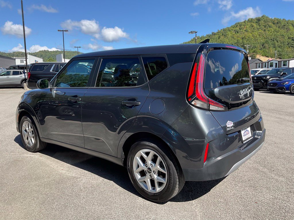 Used 2025 Kia Soul LX w/ LX Technology Package FWD image 4