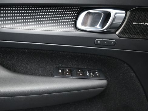 Used 2019 Volvo XC40 T5 R-Design image 19