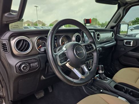 Used 2018 Jeep Wrangler Unlimited Sahara AWD/4WD image 2