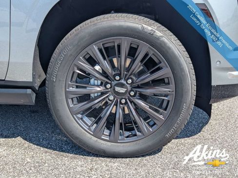 Used 2025 Cadillac Escalade Premium Luxury AWD/4WD image 11