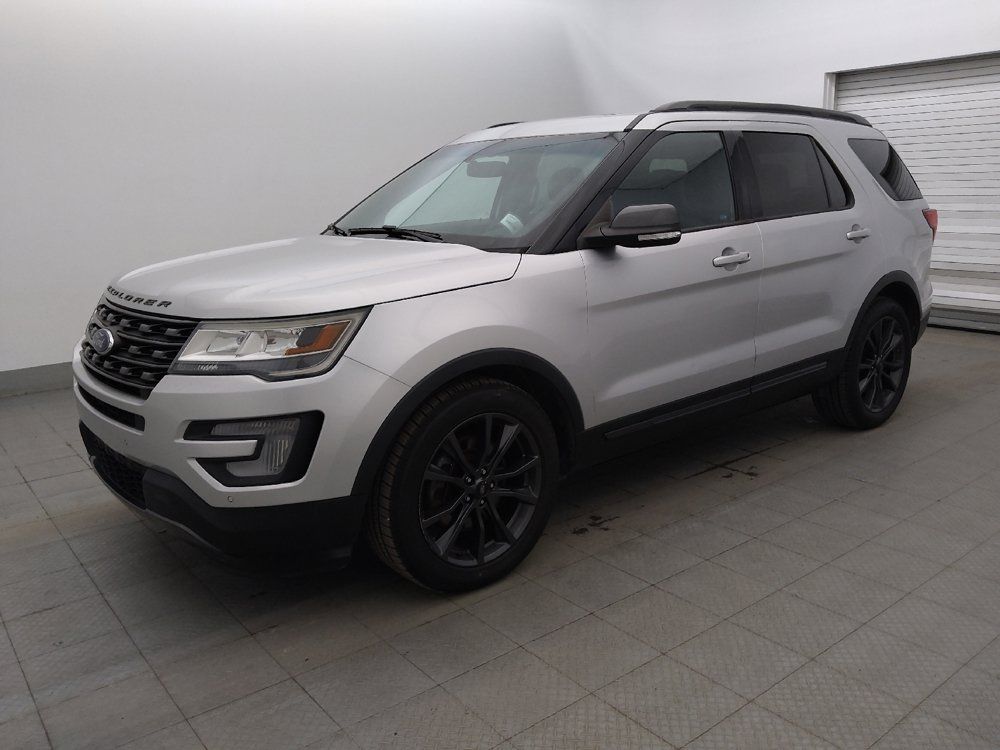 Used 2017 Ford Explorer XLT w/ Equipment Group 202A FWD image 2