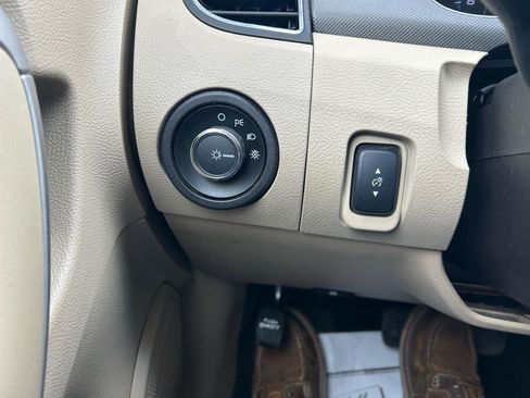 Used 2017 Ford Taurus SE FWD image 27