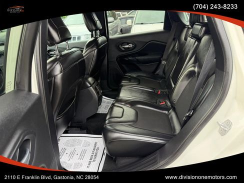 Used 2019 Jeep Cherokee Latitude Plus FWD image 13