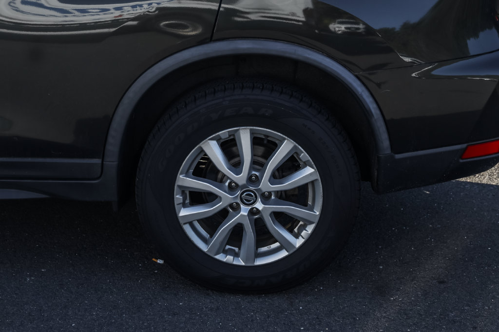 Used 2017 Nissan Rogue SV AWD/4WD image 10