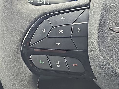 Used 2025 Chrysler Pacifica Limited image 23