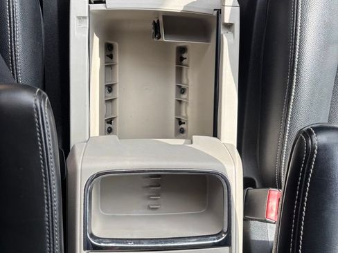 Used 2016 Chrysler Town & Country Touring FWD image 35