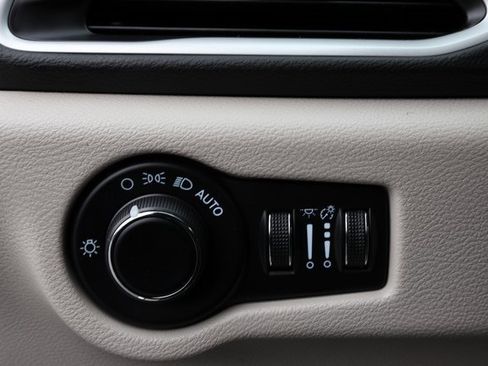 Used 2024 Chrysler Voyager LX image 19