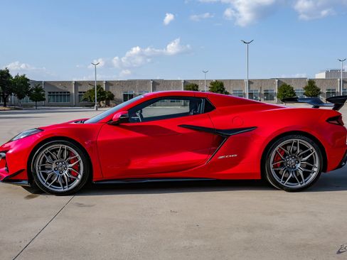 Used 2024 Chevrolet Corvette Z06 w/ Z07 Performance Package RWD image 8
