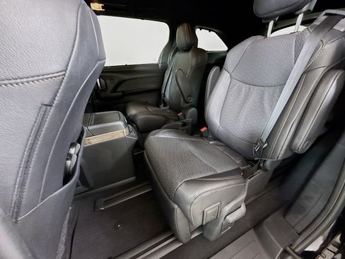 Used 2025 Toyota Sienna Platinum FWD image 22