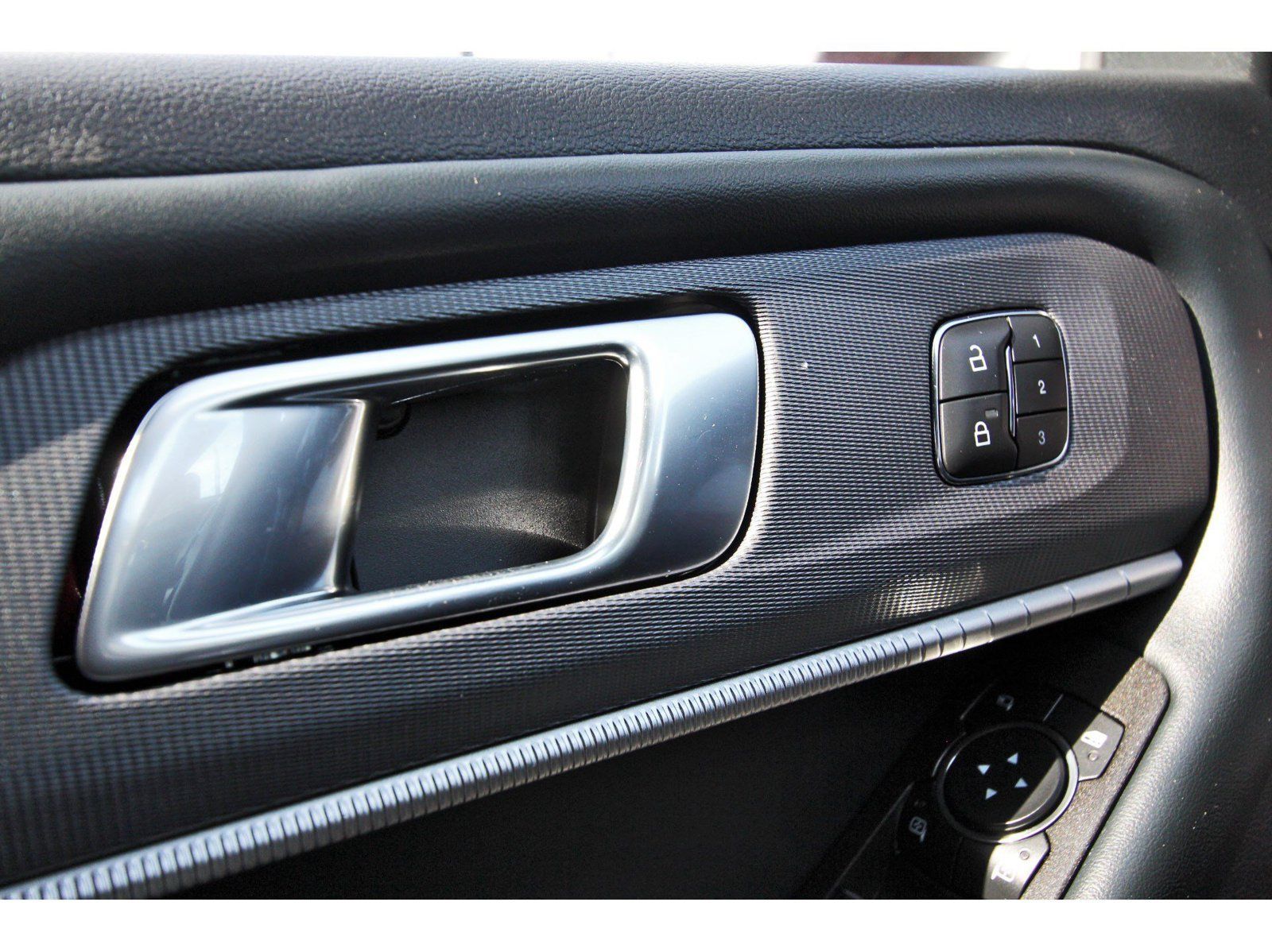 Used 2025 Ford Explorer ST-Line w/ Premium Package RWD image 21