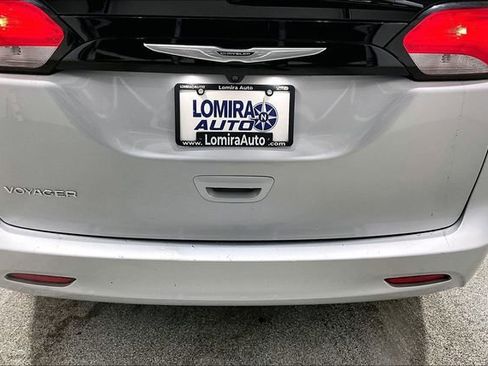 Used 2022 Chrysler Voyager LX image 25