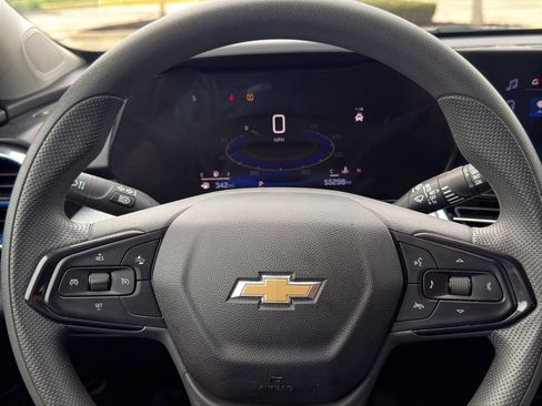 Used 2025 Chevrolet Trax LT FWD image 14