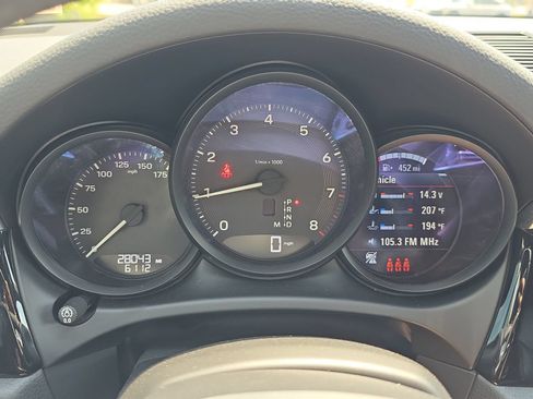 Used 2024 Porsche Macan AWD/4WD image 21