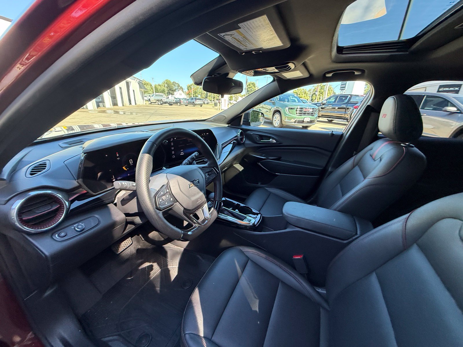 Used 2025 Chevrolet Trax RS w/ Sunroof Package FWD image 10