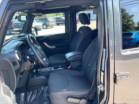 Used 2018 Jeep Wrangler Unlimited Sahara AWD/4WD image 10