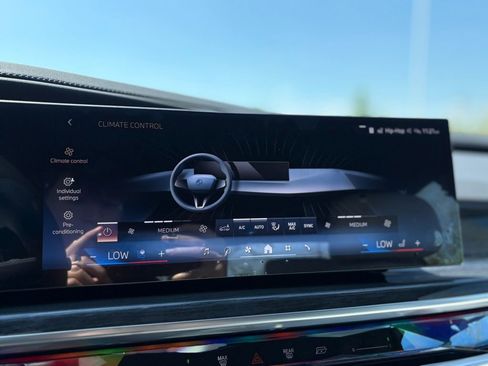 Used 2025 BMW 760i xDrive w/ Luxury Rear Seating Package image 10
