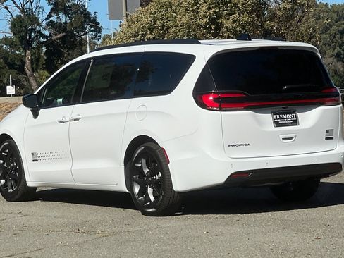 New 2027 Chrysler Pacifica Select FWD image 5