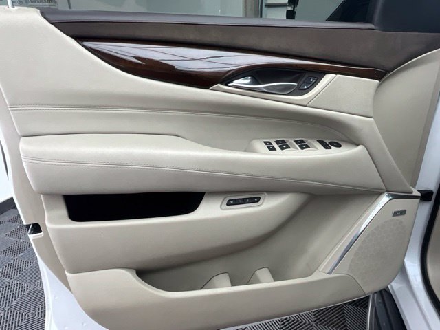 Used 2017 Cadillac Escalade Premium Luxury AWD/4WD image 16