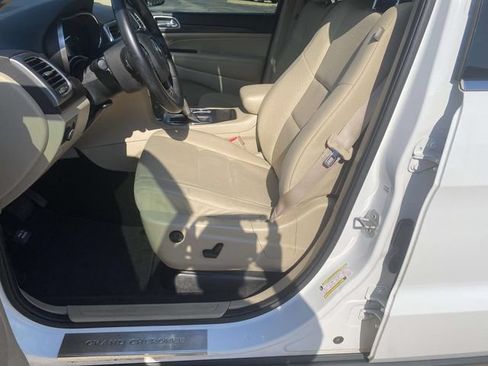 Used 2018 Jeep Grand Cherokee Laredo RWD image 11