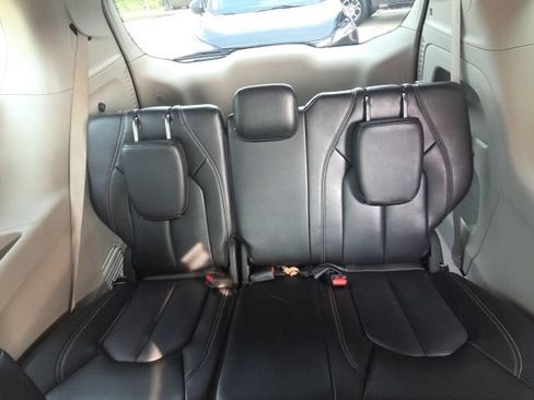 Used 2023 Chrysler Pacifica Touring-L FWD image 7