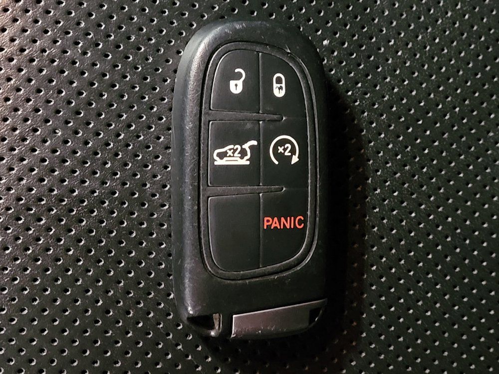Used 2019 Jeep Cherokee Overland w/ Technology Group AWD/4WD image 32