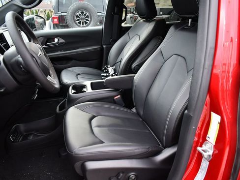 New 2026 Chrysler Pacifica Select FWD image 11