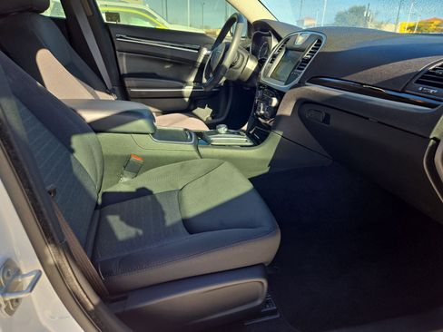 Used 2023 Chrysler 300 Touring w/ Sport Appearance Package image 31