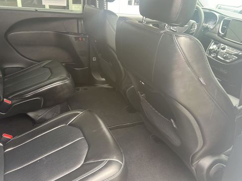 Used 2025 Chrysler Pacifica Select image 7