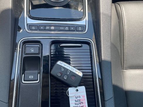 Used 2019 Jaguar F-PACE AWD/4WD image 25