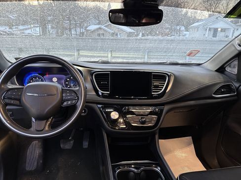 Used 2021 Chrysler Pacifica Limited w/ S Appearance Package image 12